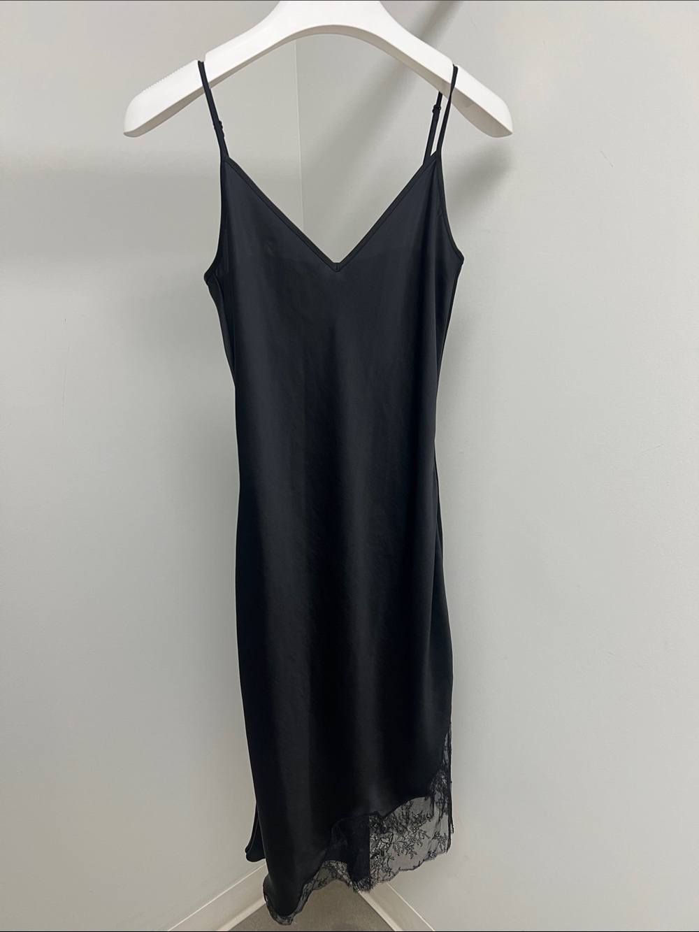 Wilfred Black Garment Label on White Tag